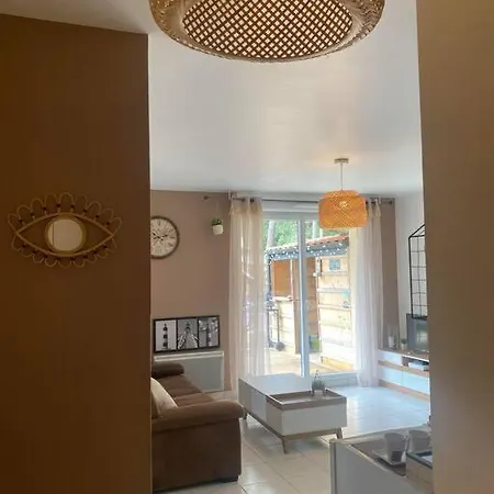 Appartement Avec Jardin Fleuri *